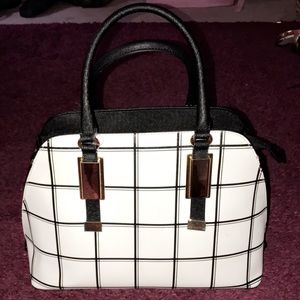 White/black shoulder/handbag